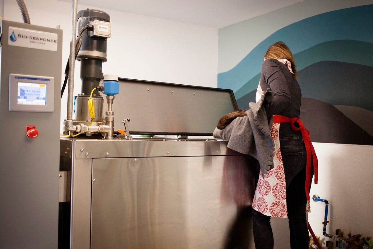 Сотрудница обрабатывает останки домашнего питомца. Щелочной гидролиз разрешен для животных в Индиане. Биоответные решения.