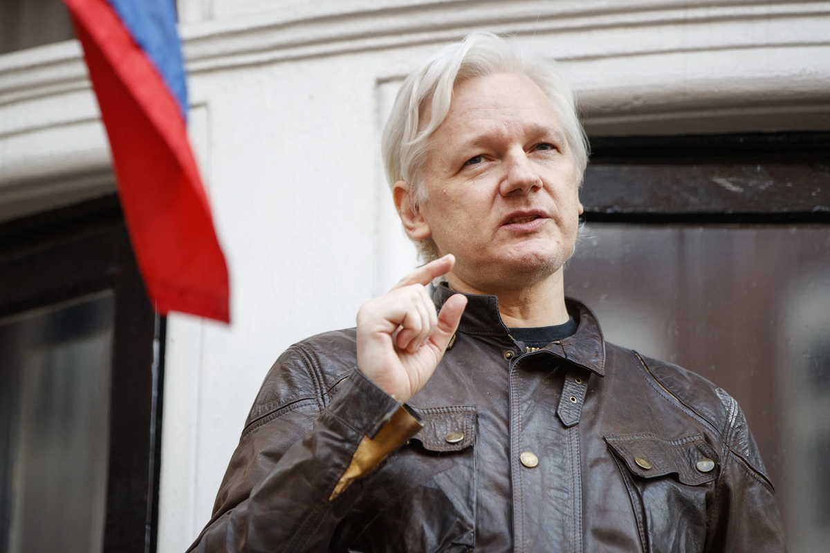 Джулиан ассанж. Джулиан Ассанж (Julian Assange). Джулиан Ассанж и его адвокат. Джулиан Ассанж и Познер. Основатель Викиликс Джулиан Ассанж
