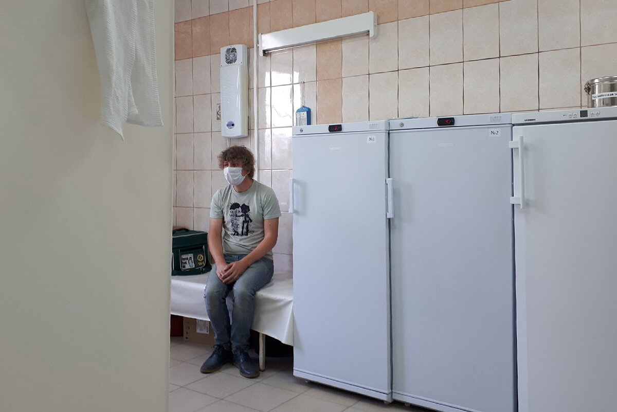 В стерильную зону, где делают прививку, медбрат запретил заходить посторонним