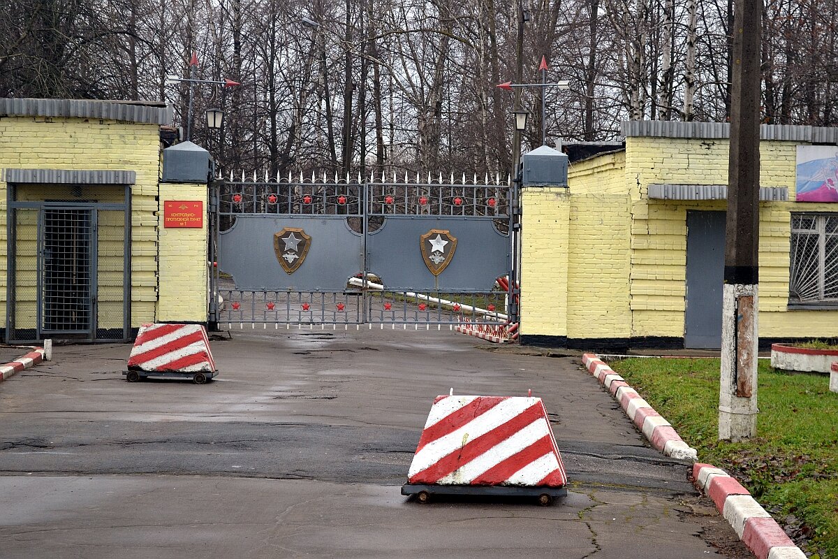 Войск город где. Воинская часть РФ ворота. Капитолово Войсковая часть. Пятницкое шоссе 32 воинская часть. Военная часть на Пятницком шоссе.