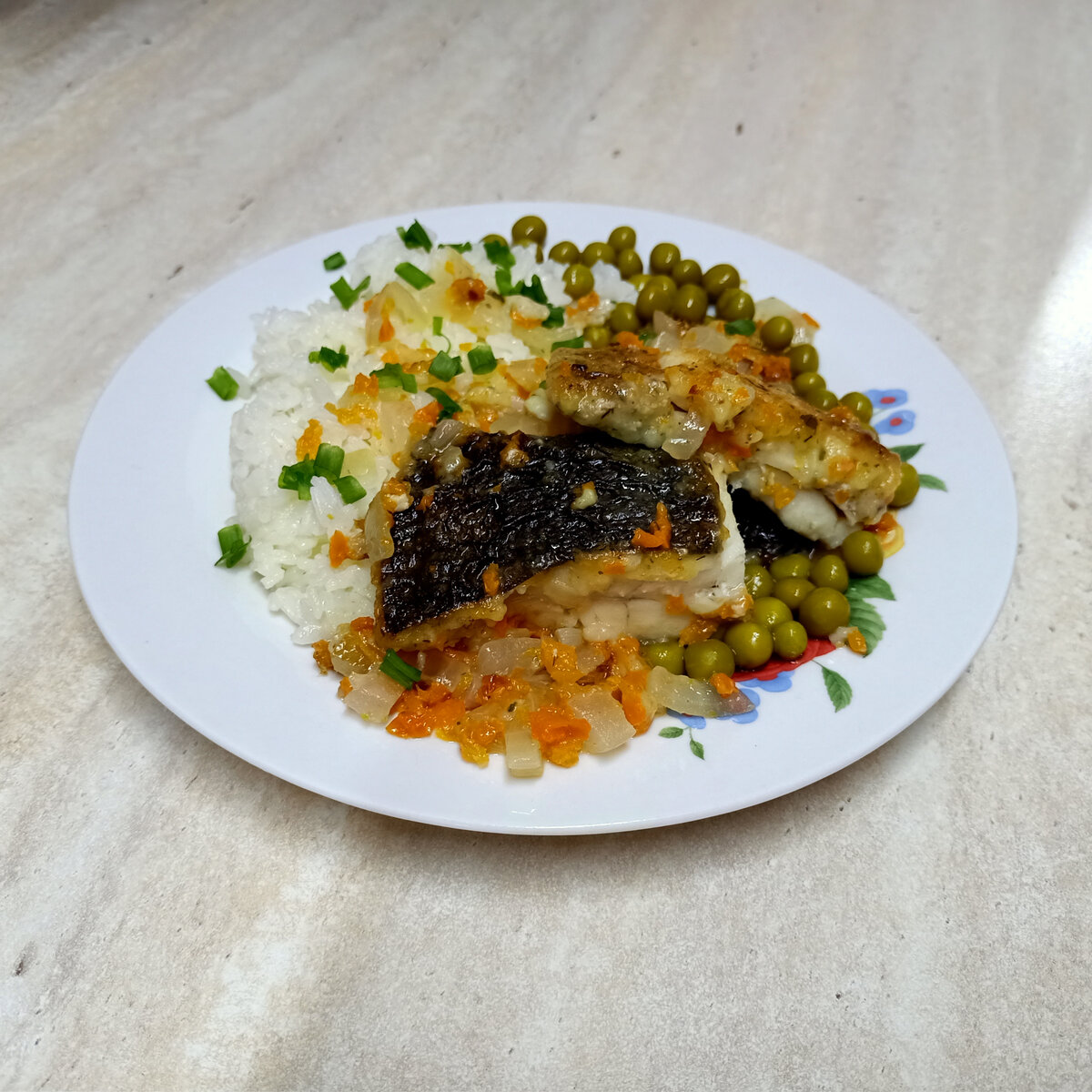 жареная камбала с рисом и зеленым горошком