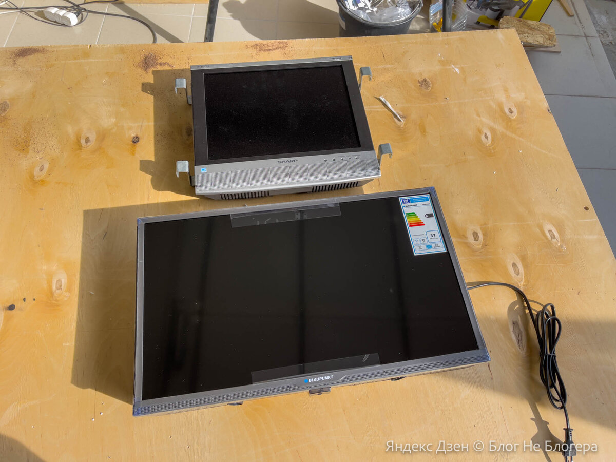 А это он в сравнении с современным телевизором 24"