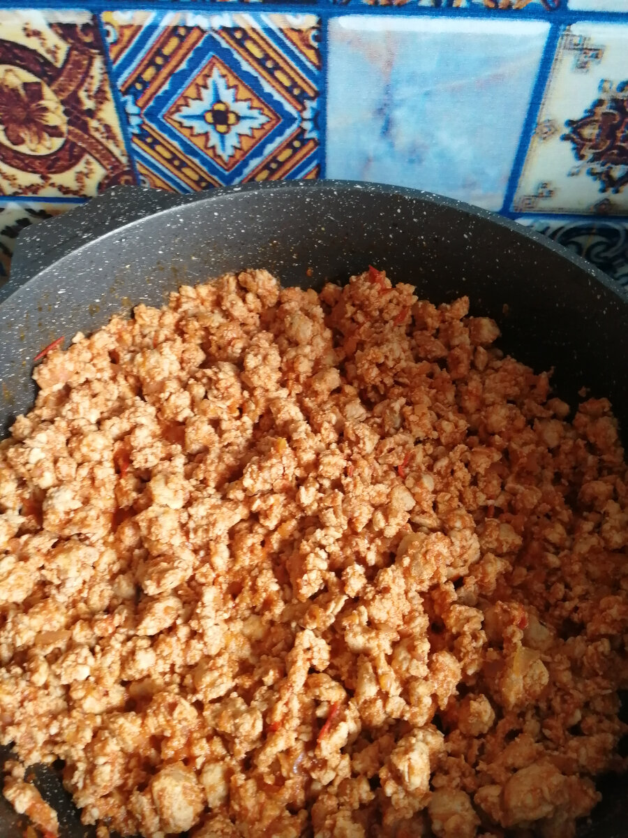 Фарш мясной (индейка) с луком, помидорами, томатной пастой (фото авторское)