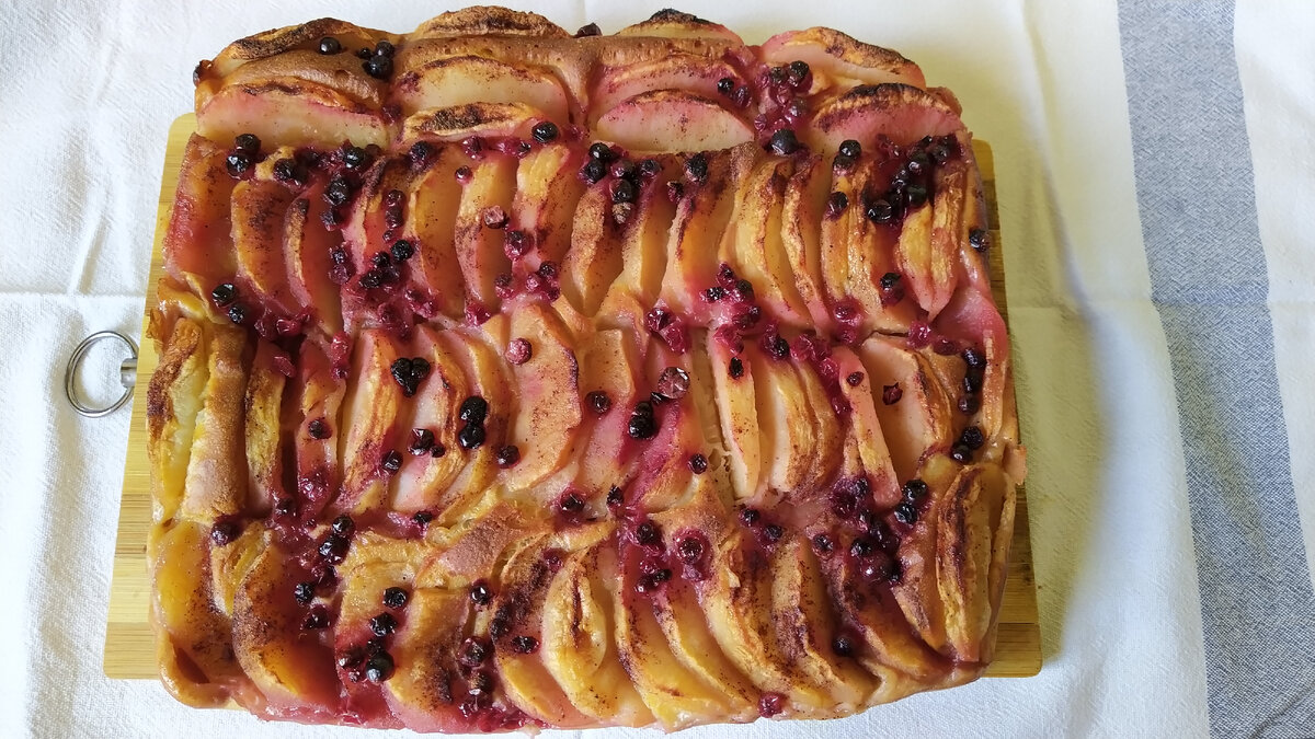 пирог с брусникой и яблоками из слоеного бездрожжевого теста | Дзен