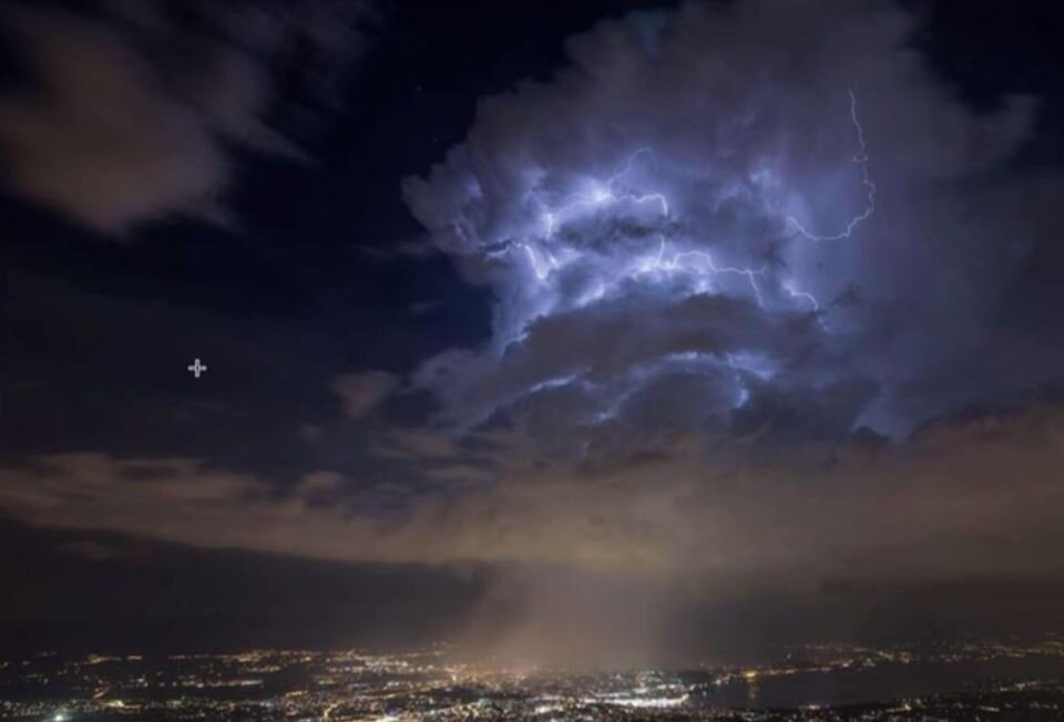 Фотография неба над ЦЕРНом предположительно снятая 24 июня 2016 года во время запуска миссии "Пробуждение"
