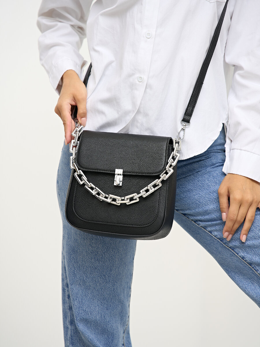 Сумочка с декоративной цепочкой