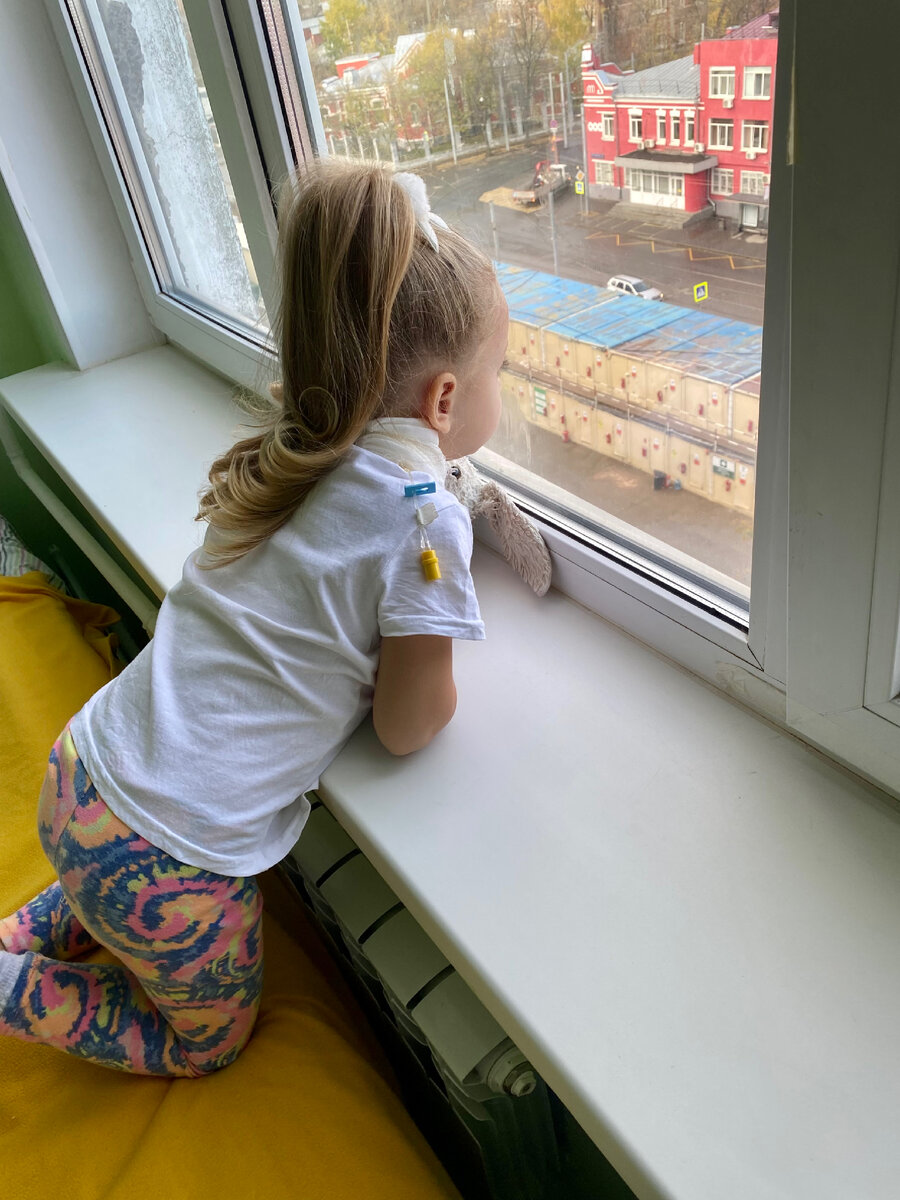 В больнице. Ох уж этот катетер из центральной вены прямо из сердца… Как мы его берегли… И как хотели домой к папе и братьям! 