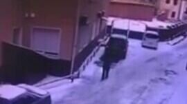     Человек внезапно упал на асфальт посреди бела дня, но жителей Владивостока это нисколько не смутило. Они игнорировали страдающего мужчину около получаса, из-за чего тот скончался без оказания медицинской помощи.