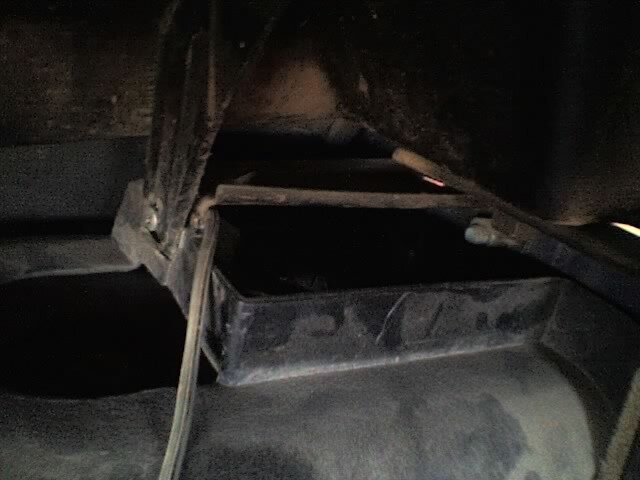 Со стороны багажника доступ сильно ограничен)