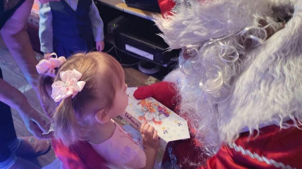     В течение трех дней, 24, 25 и 26 декабря, новогодний десант с Дедом Морозом и Снегурочкой порадовал многих ребятишек.