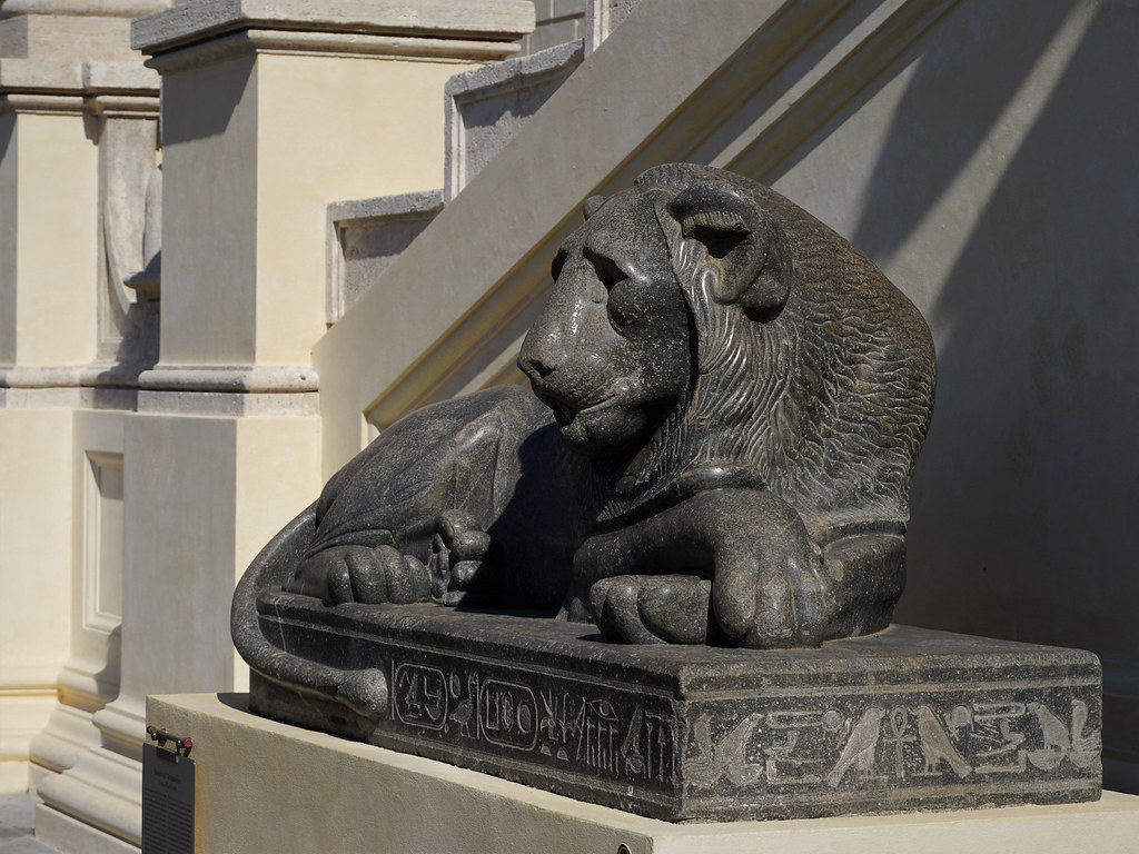 Лев с именем Нектанеба Второго.