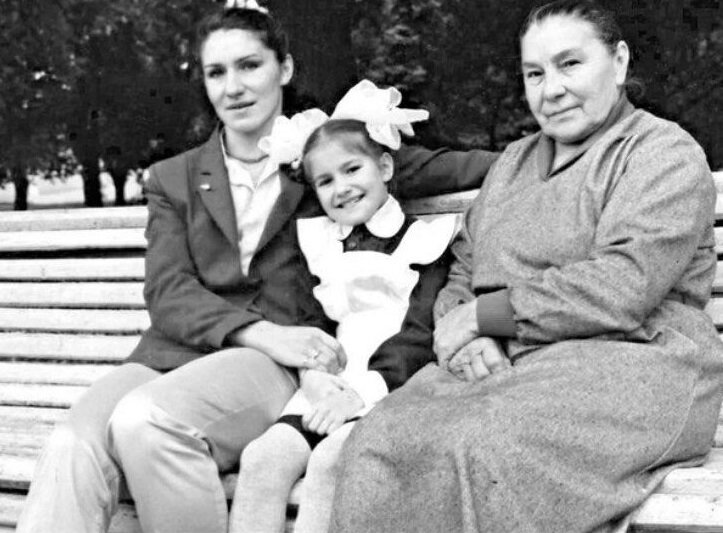 Галина Макарова с дочерью и старшей внучкой Настей