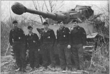 Экипаж танка "Тигр" под номером 114. В центре стоит Альфред Руббель 