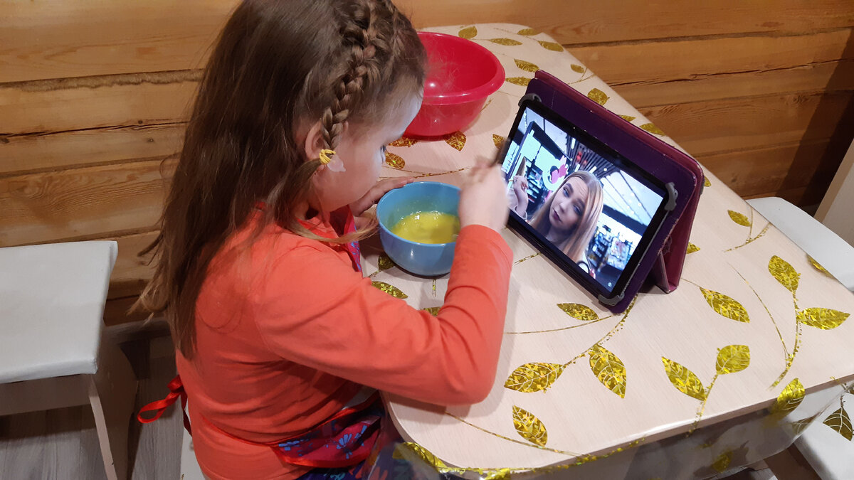 Фартук надели... На планшете не Олеся, а так - левый ролик какой-то. 