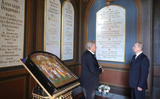 Президент Российской Федерации В.В. Путин и директор музея-заповедника А.Н. Колякин в Екатерининском приделе Петропавловской крепости у захоронения членов Семьи Императора Николая II и лиц из их окружения