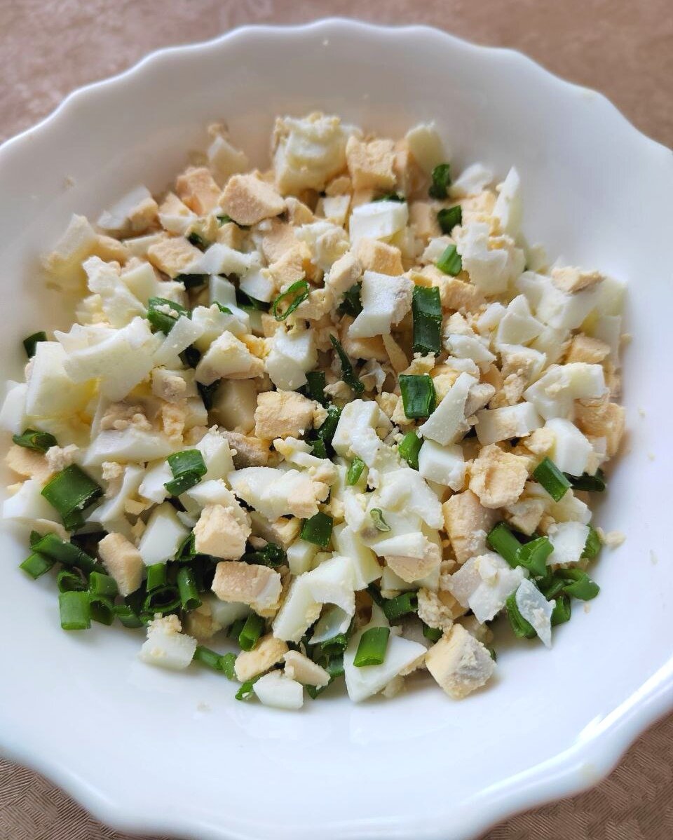 Отвариваем яйца, нарезаем, добавляем зелень. 