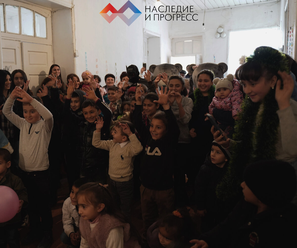 В приграничных сёлах Нагорного Карабаха прошли новогодние праздники для детей с участием Деда Мороза. Фоторяд