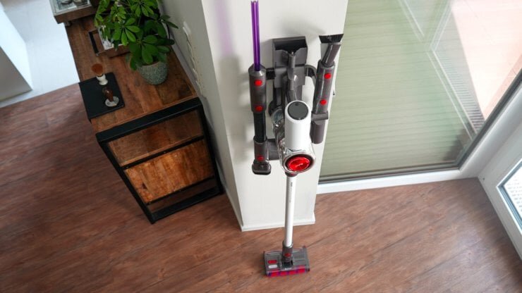    Вот так пылесос выглядит при постановки на зарядку со всеми насадками.