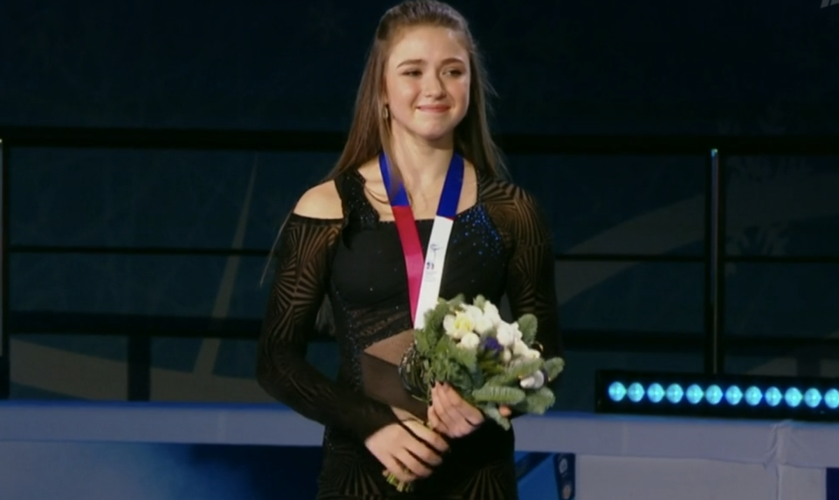 Камила Валиева. Чемпионат России по фигурному катанию. Церемония награждения. Источник фото: официальный сайт Первого канала.