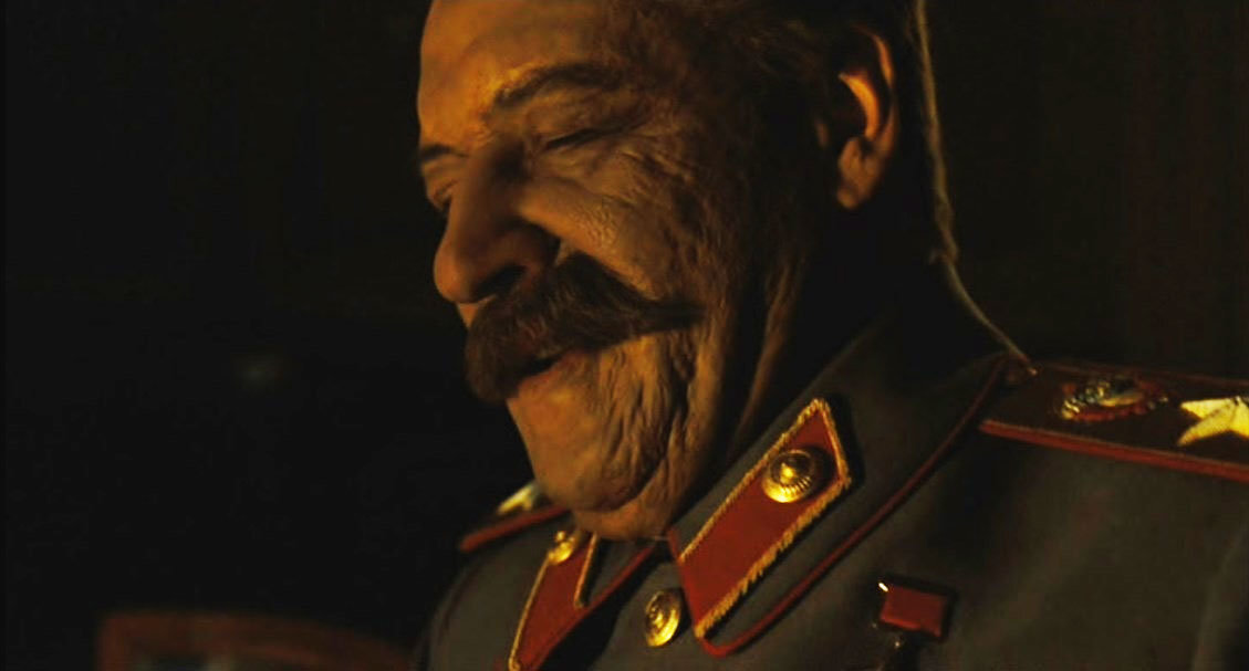 Нынешние режиссеры показывают красных вот такими. "Сталин" в фильме Н. Михалкова "Утомленные солнцем"
