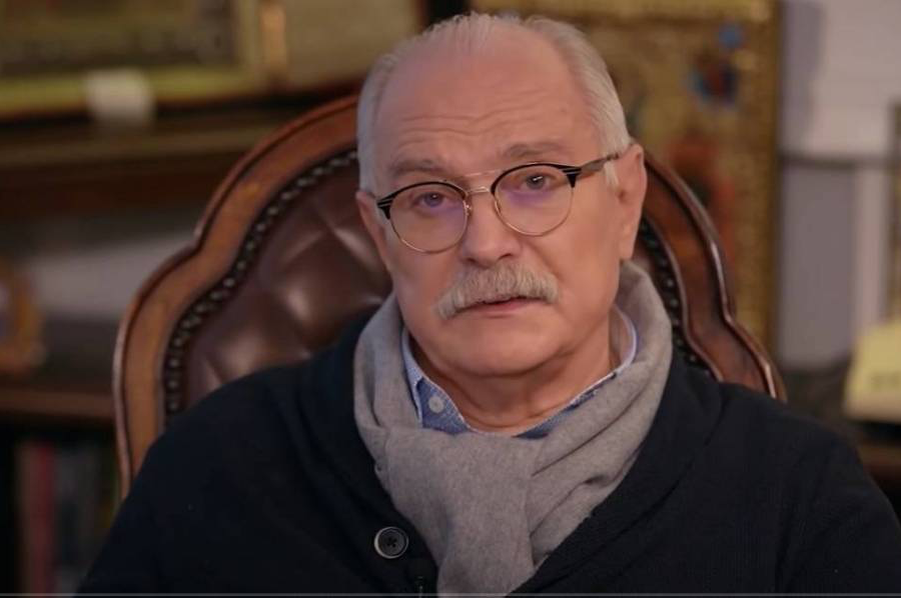 Советский и российский кинорежиссёр, сценарист, продюсер, киноактёр, телеведущий, блогер. Герой Труда Российской Федерации, народный артист РСФСР, лауреат трёх Государственных премий Российской Федерации и премии Ленинского комсомола. Полный кавалер ордена «За заслуги перед Отечеством».