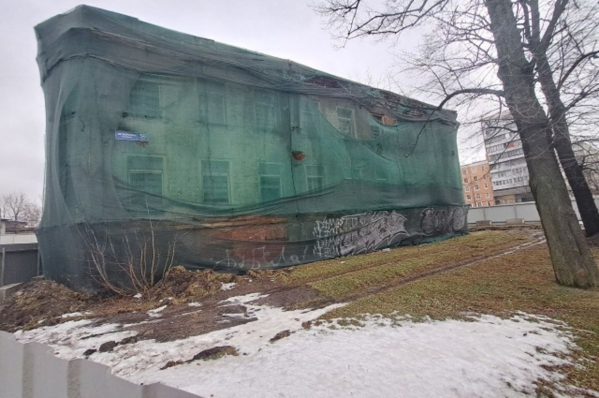    В Петербурге хотят снести историческое здание на Октябрьской набережной, 56
