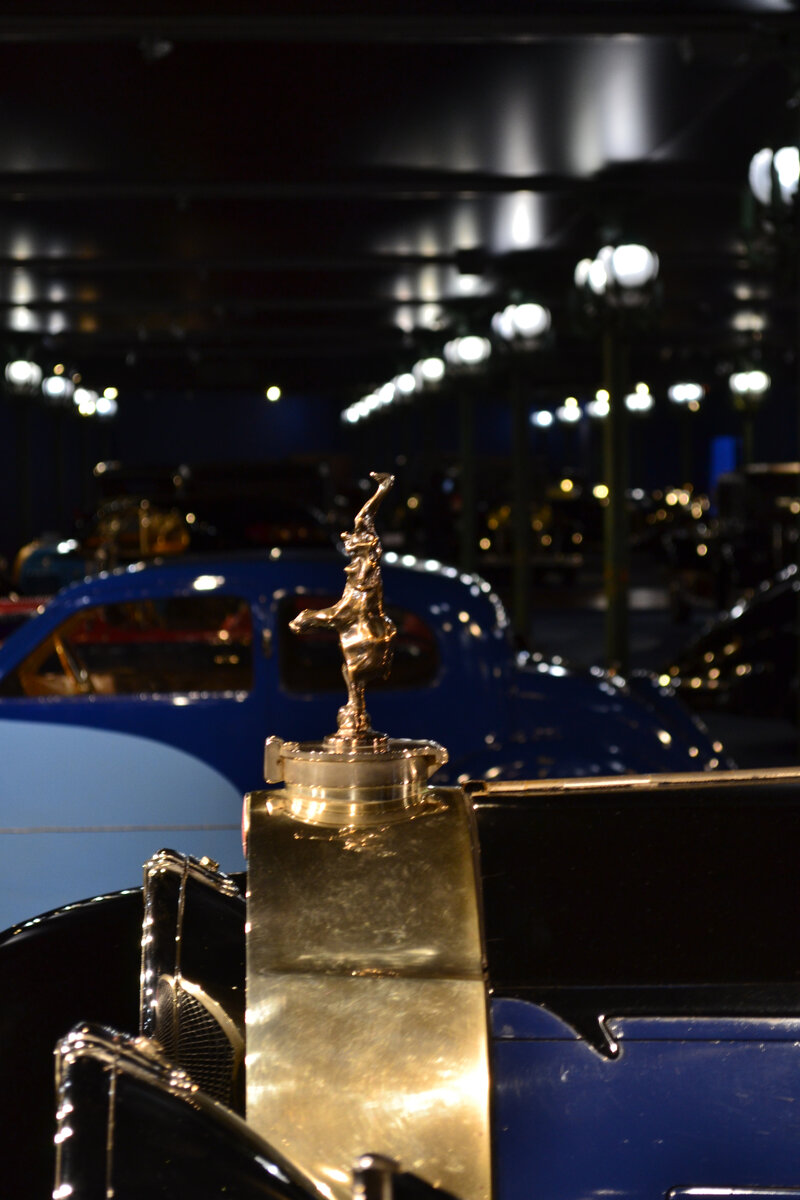 Танцующий золотой слон – символ семейства автомобилей Бугатти Тип «Рояль» на радиаторе машины №41100 Coupé Napoleon.  Фото: С.Г. Мороз