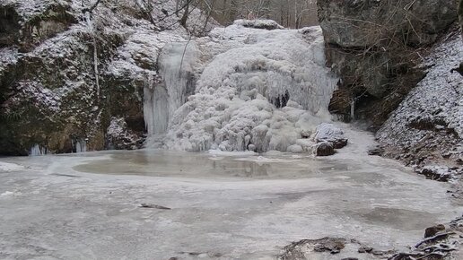 Ледяной водопад Шум в Адыгее зимой