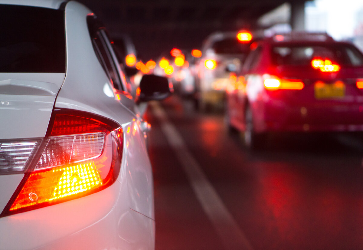 Перегоревшую лампочку можно заменить на месте, но за неисправность выпишут штраф 500 руб. по ст. 12.5 КоАП. Если поломку починить сразу невозможно, владельцу дают 72 ч на ремонт и прохождение внеочередного ТО. 