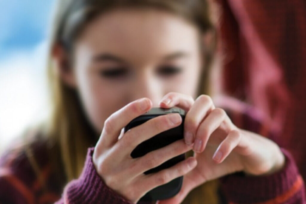 Психологи советуют не отбирать у подростка телефон. Типа это может привести даже к *роскомнадзору*. Но если не забирать, вот в нашем случае? К чему это приведет? К кексуальным девиациям и ранней беременности?