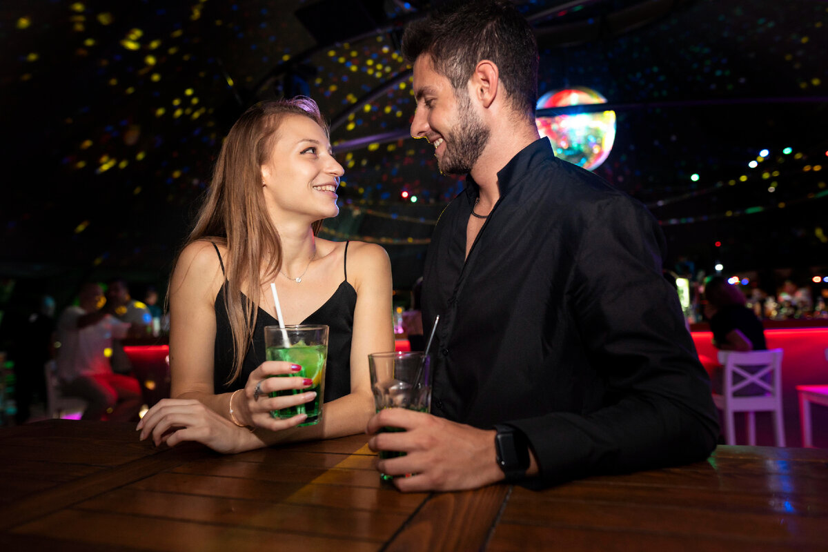 Изображение от <a href="https://ru.freepik.com/free-photo/nightlife-people-having-fun-in-bars-and-clubs_18007734.htm#query=%D0%9C%D1%83%D0%B6%D1%87%D0%B8%D0%BD%D0%B0%20%D0%B8%20%D0%B6%D0%B5%D0%BD%D1%89%D0%B8%D0%BD%D0%B0%20%D1%83%20%D0%B1%D0%B0%D1%80%D0%B0&position=37&from_view=search&track=ais">Freepik</a>