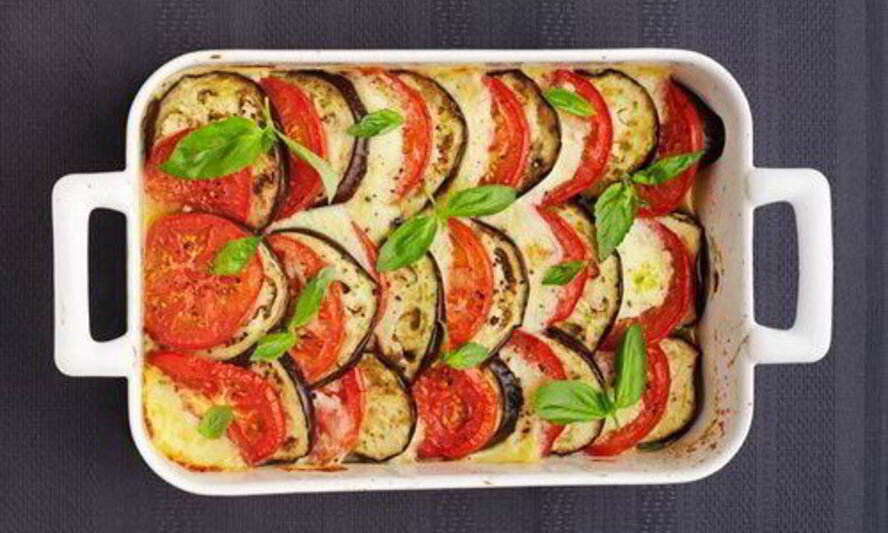 Баклажаны с сулугуни и помидорами в духовке. Баклажаны запеченные с сулугуни. Шампиньоны фаршированные баклажанами. Баклажаны веером запеченные в духовке с помидорами. Баклажаны с сулугуни и помидорами.