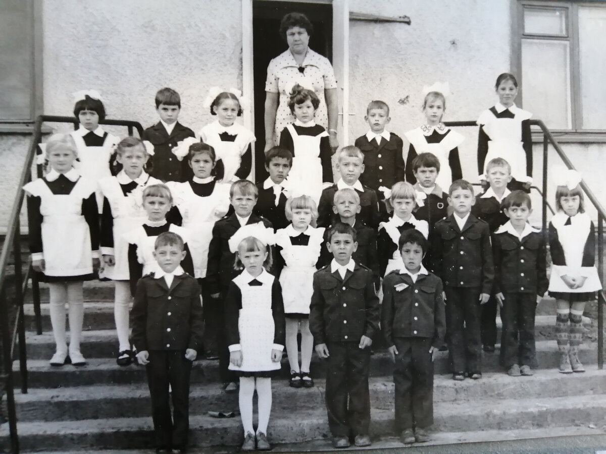 Первый раз в первый класс, я вверху слева. Уже Монголия. В классе практически весь СССР. 