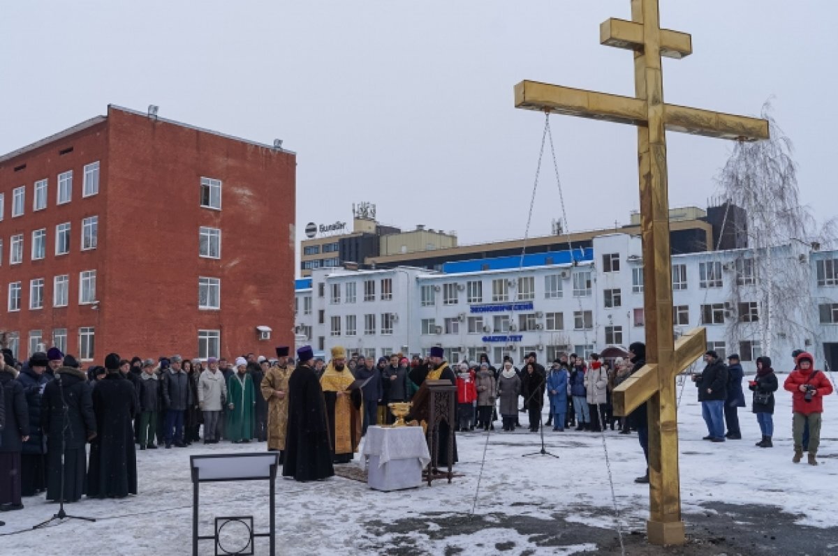    На территории ПГНИУ установили и освятили крест