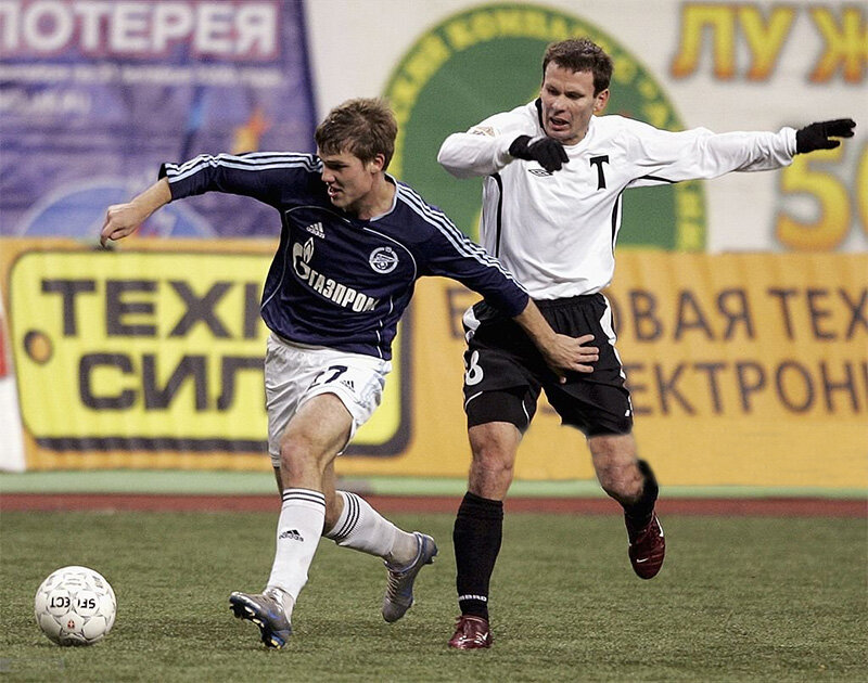 «Торпедо» - «Зенит» (Санкт-Петербург) - 1:2. Торпедовец Константин Зырянов (в белом) и зенитовец Игорь Денисов.