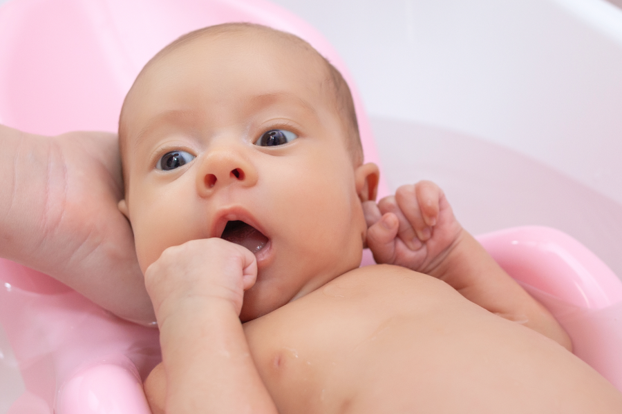 Мама подмывается. Умывание младенца. Подмывание девочек новорожденных. Правильное умывание новорожденного. Как правильно умывать новорожденного.