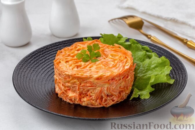 морковь, сыр плавленый, майонез, чеснок, соль, листья салата, зелень петрушки