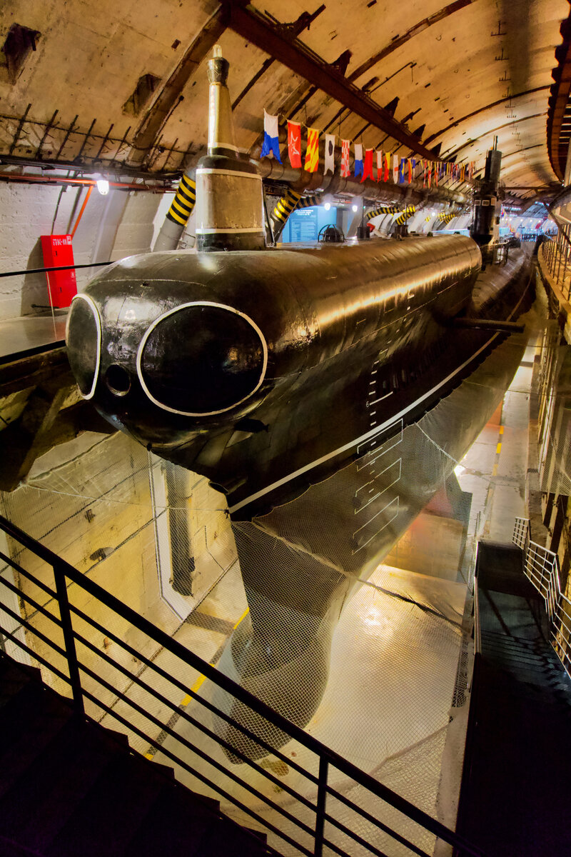 Подводная лодка С-49 проекта 633РВ в подземном комплексе в Севастополе.