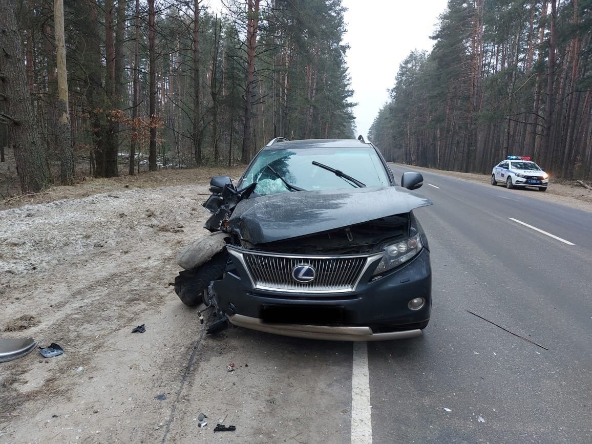    Под брянским Климово Lexus выбросил с дороги трактор «Беларусь» avchernov