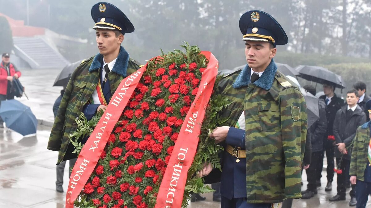 Митинг в честь 80-летия победы в Сталинградской битве прошел в Душанбе. 