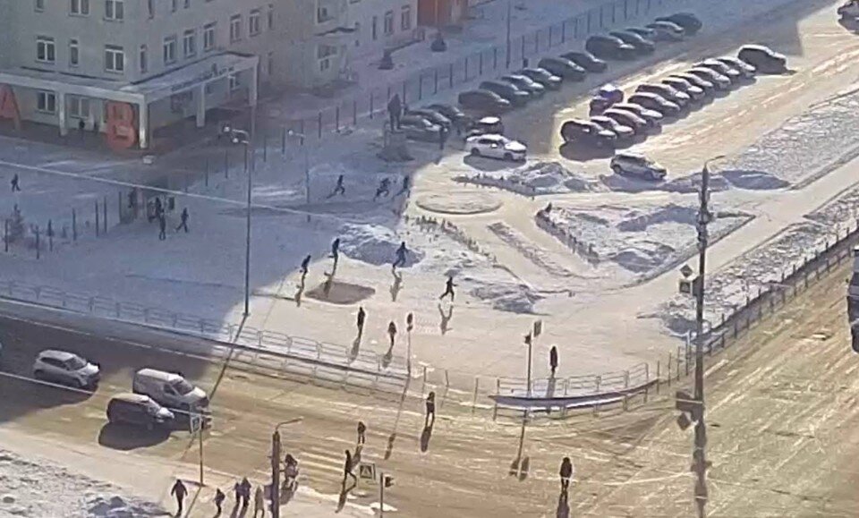     Началась драка с составом 5X4. Фото: камеры "Интерсвязи".