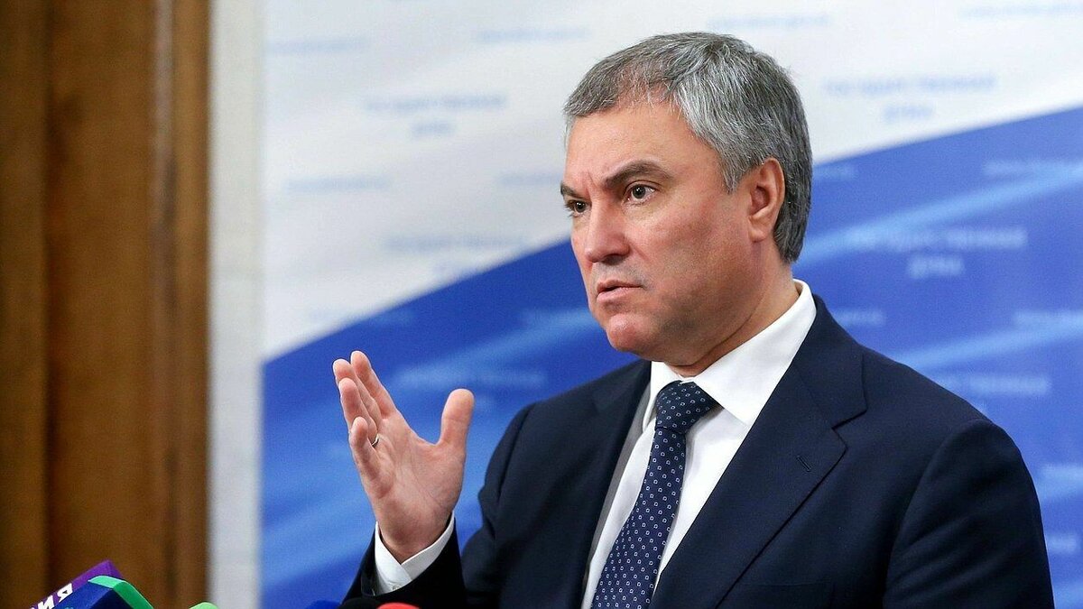     Спикер Госдумы РФ Вячеслав Володин (на фото) опубликовал призыв не поздравлять с Днем защитника Отечества тех россиян, которые «сбежали» и «совершили предательский поступок».