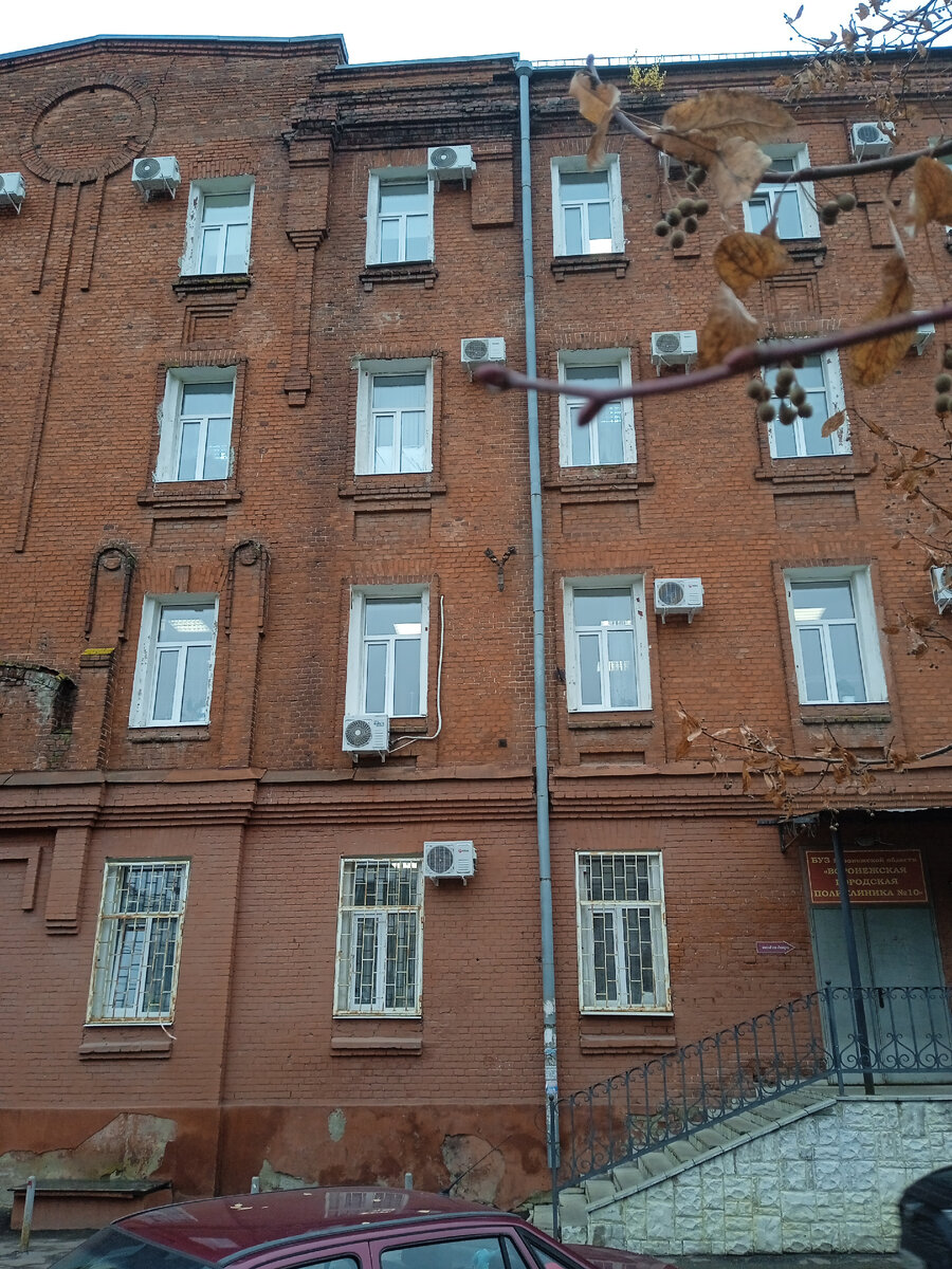 Фасад здания бывших Юбилейных казарм. Ныне здесь располагается поликлиника № 10