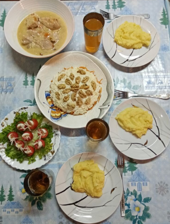 Блинный торт потом покажу в отдельной статье, сразу на стол его не выставляла, так как стол был небольшой.