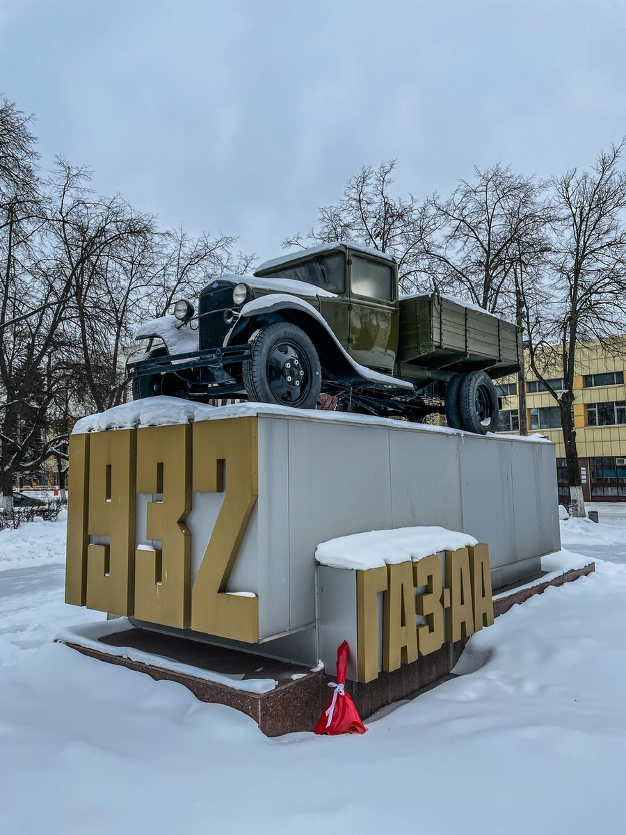 У главной проходной завода