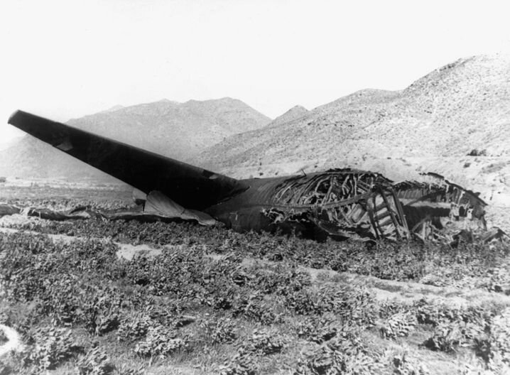 Фото: A1177 Europa Press/dpa/dpaweb. Сгоревшие обломки американского бомбардировщика B-52, разбившегося над испанским побережьем Средиземного моря недалеко от Альмерии 17 января 1966 года.