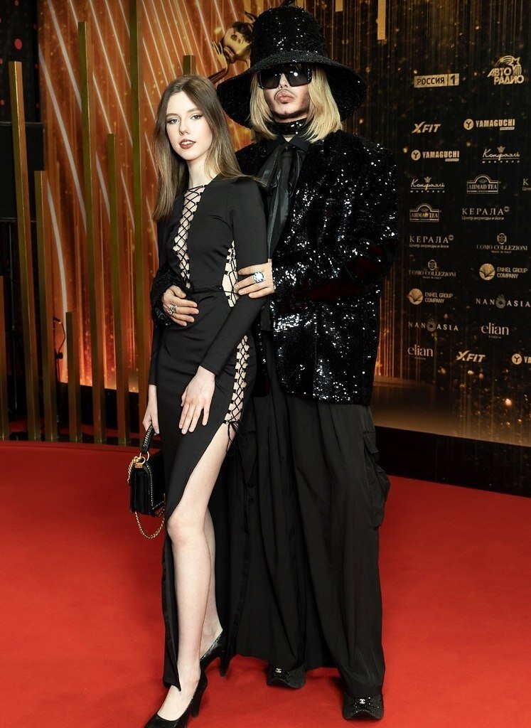 СЕРГЕЙ ЗВЕРЕВ С ТАИНСТВЕННОЙ НЕЗНАКОМКОЙ БЫЛ ЗАМЕЧЕН СРЕДИ ГОСТЕЙ...