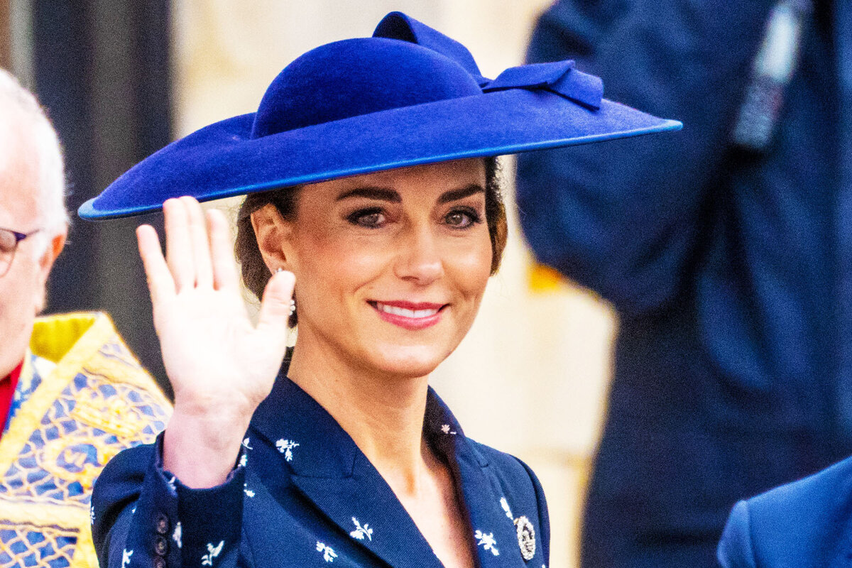     Предательский ветер: Кейт Миддлтон в изысканном образе с трудом избежала публичного конфуза