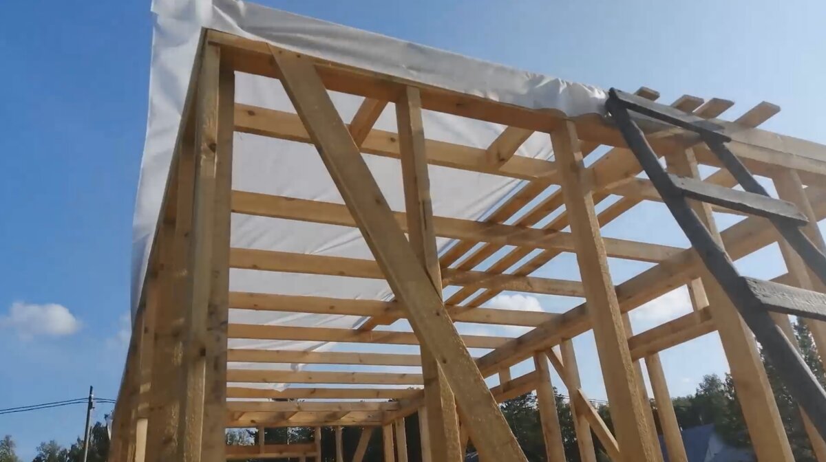 Изоляцию прикрепляли строительным степлером