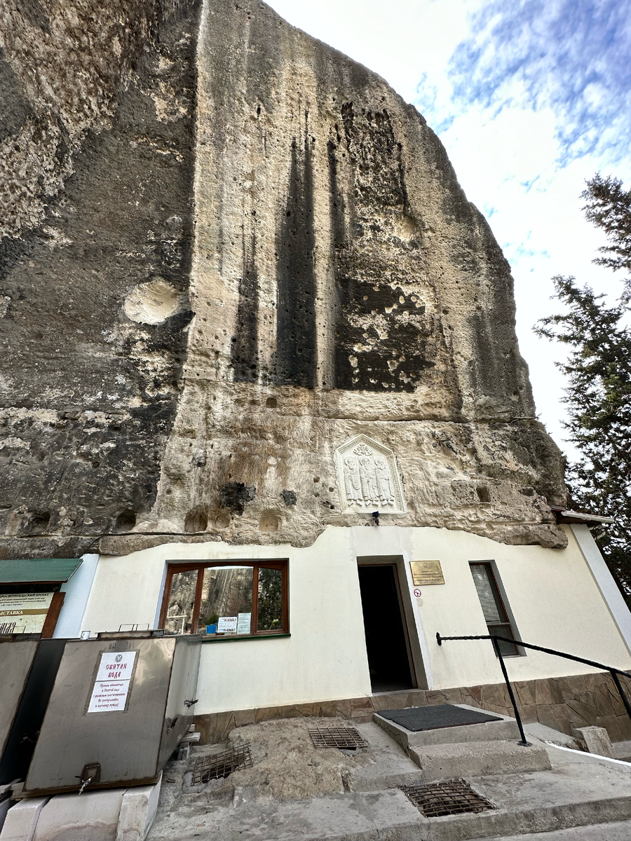 Вход в пещерную церковь 